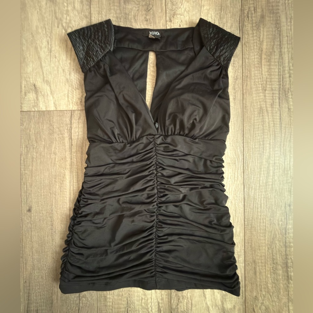 Black Ruched Cap Sleeve l
